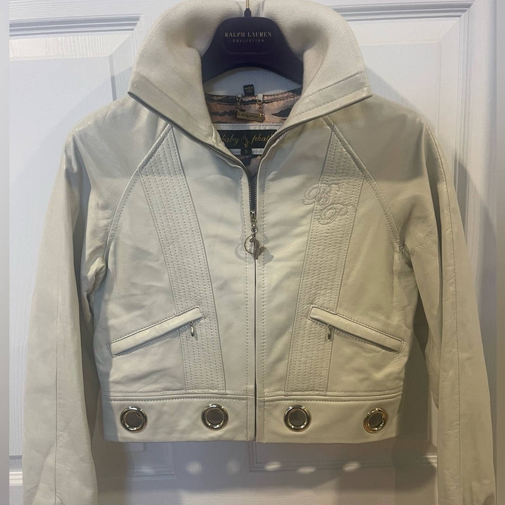 💎 Baby Phat Cream Leather Cropped Jacket – Y2K Glam 💎 gold Zip-Front vintage sm